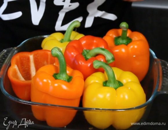 Разогреть духовку до 180С. У перца аккуратно отрезать верхушку (использовать как крышку) и вынуть семена. 