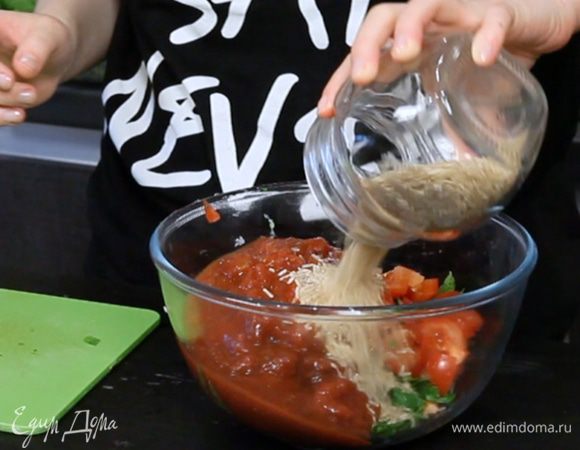 В миске соединить рис, томаты, нарезанные мяту, петрушку, лук, чеснок. 