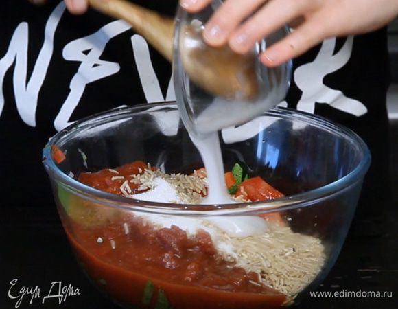 Заправить кокосовым маслом и добавить соль, сахар и перец по вкусу.