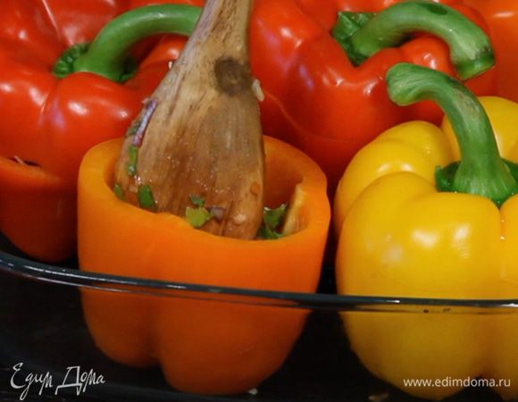  Наполнить начинкой перцы и накрыть "крышечкой". Выложить в форму.