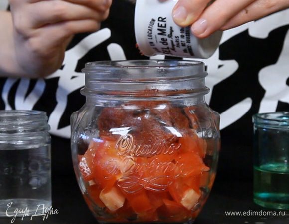  Для соуса смешать все ингредиенты и вылить на дно формы.