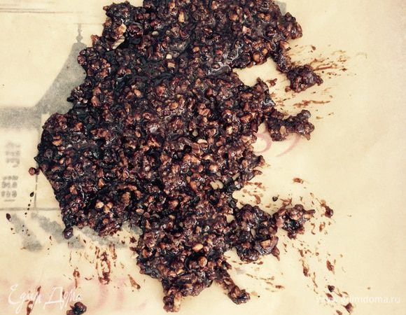 Начинаем с пралине: поджариваем орешки (у меня были уже измельченные) с сахаром на сухой сковороде до растворения сахара. Полученную массу оставляем остывать на пергаменте.