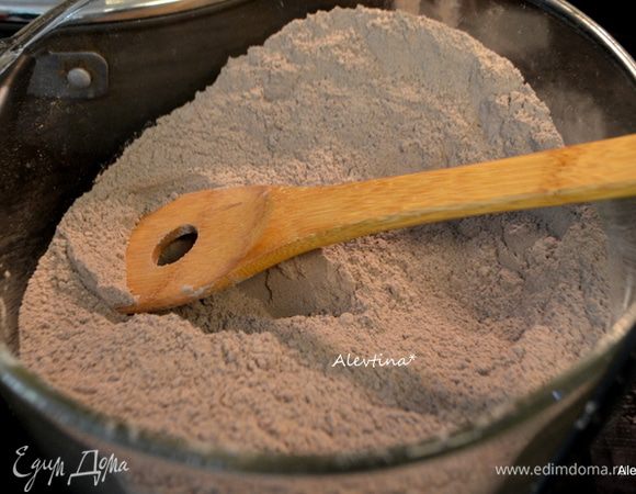 Смешать в большой емкости основные сухие компоненты как : сахар, мука, сода, разрыхлитель, соль, какао.