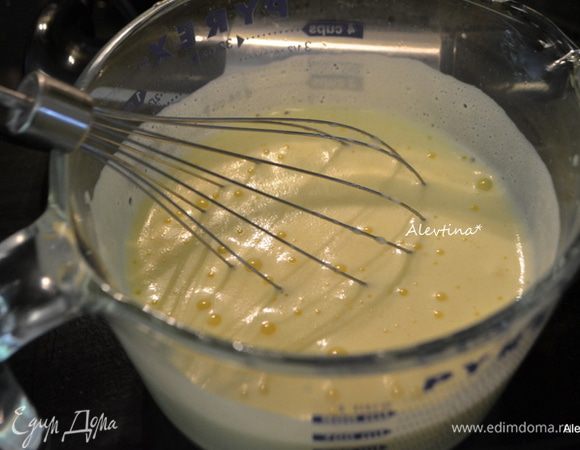 Взбить яйца комнатной температуры миксером примерно 3 минуты до лимонного цвета и пышности. Дать постоять 5 минут.