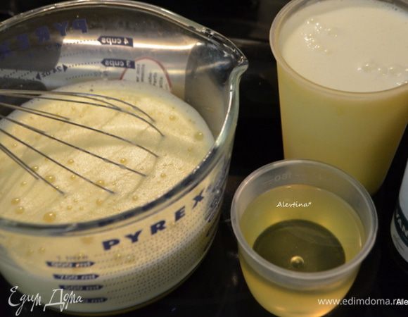 Медленно затем добавить в яичную смесь растительное масло, кефир и ванильный экстракт. Перемешать.