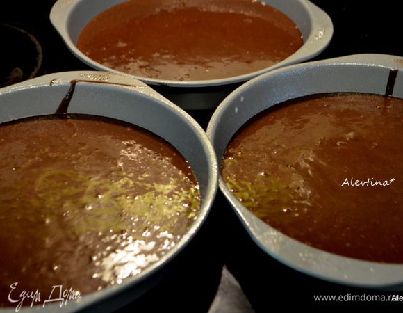 В сухую смесь добавить смесь из яиц и кефира,масла. Перемешать, затем кофейную смесь с шоколадом,перемешать. Разделить тесто на 3 равные части и распределить по формам. Поставить в горячую духовку на 30 минут на 3 формы (и увеличьте дважды время выпекания , если вы делаете в одной разъемной форме).