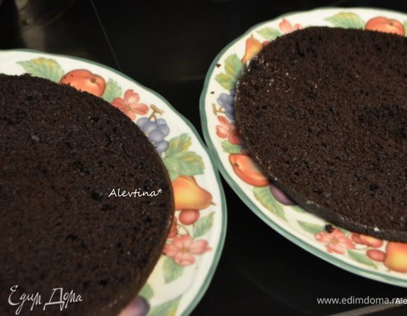 Дать постоять остыть. Каждый бисквит разрезаем ножом напополам.