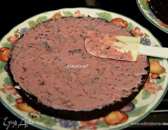 Приготовим начинку. Используем ягодное густое варенье или готовые ягодные начинки. У меня малиновая начинка для пирожных. Сливочный сыр комнатной температуры взбить,добавить ягодную начинку. Взбить вместе до однородной консистенции. Собираем торт первый слой промазываем ягодной начинкой.