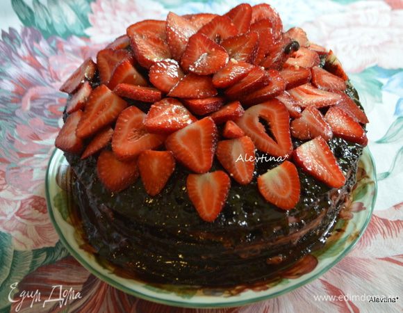 Второй слой поливаем щедро шоколадной глазурью. Ее  получается достаточно и хватает  на все слои торта. Так каждый слой прослаиваем поочередно начинкой и шоколадной глазурью. Последний слой шоколадный, распределим по всей поверхности и краям. Украшаем по желанию любой свежей ягодой. Ставим в холодильник на ночь пропитаться.
