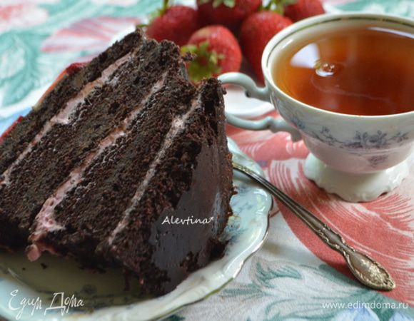 Разрезаем и подаем к столу. Приятного шоколадного дня или вечера.