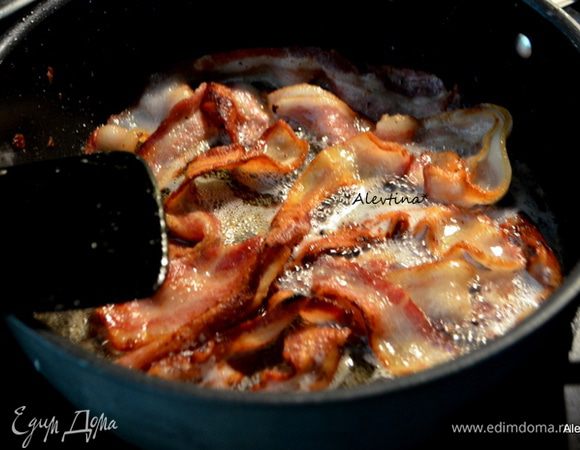 Разогреть духовку до 180 гр.
Используем готовый бекон или  обжариваем сами до хруста. Переложить готовый бекон на тарелку с бумажным полотенцем.