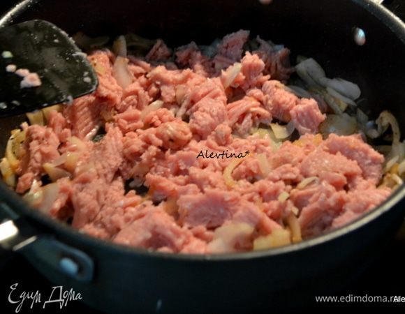 Пока готовится паста. На горячую сковороду с оливковым маслом 1 ст. л. выложим тонко порезанный лук и фарш. Готовим до коричневого цвета и мягкости лука.