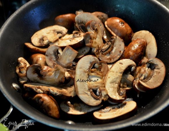 Используем готовые грибы баночные или свежие шампиньоны помоем и порежем. Обжарим отдельно на небольшой сковороде с оливковым маслом 1 ст. л.