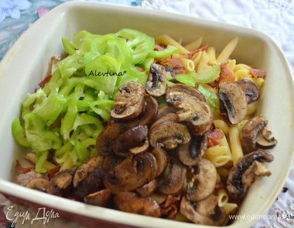 В емкости для запекания смешать готовую пасту, фарш, грибы, тонко порезанный и очищенный сладкий перец, бекон кусочками поломать. залить томатной пастой или пицца соус. Сполоснуть баночку от соуса водой, добавить в емкость с пастой. Все перемешать.