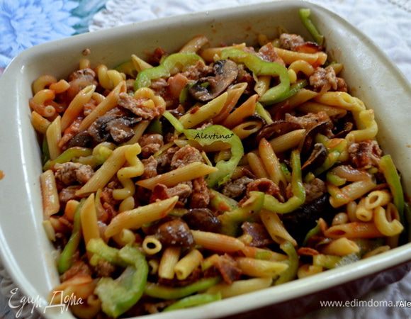 Сверху посыпать сыром тертым как моцарелла, например. Закрыть сверху фольгой, поставить в горячую духовку на 30 минут.