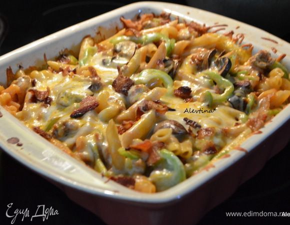 Готовую пиццу разделяем на порции и подаем к столу. Приятного аппетита.