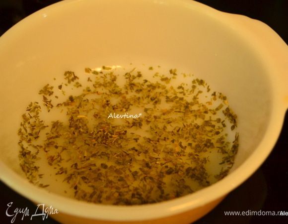 Смешать в емкости сухой эстрагон и порезанный сухой шнитт-лук . Залить сухим вином (dry white vermouth).