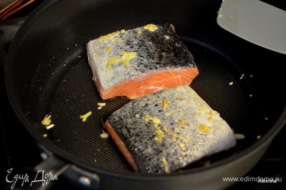 На горячую сковороду выложить масло кусочек, чеснок раздавленный. Затем филе семги и обжаривать 2 минуты сторона.