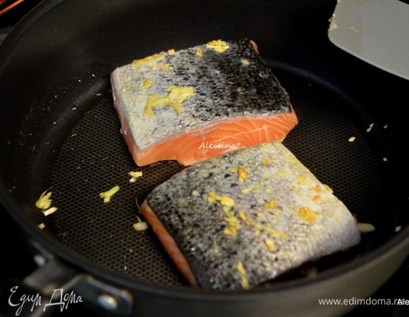 На горячую сковороду выложить масло кусочек, чеснок раздавленный. Затем филе семги и обжаривать 2 минуты сторона.