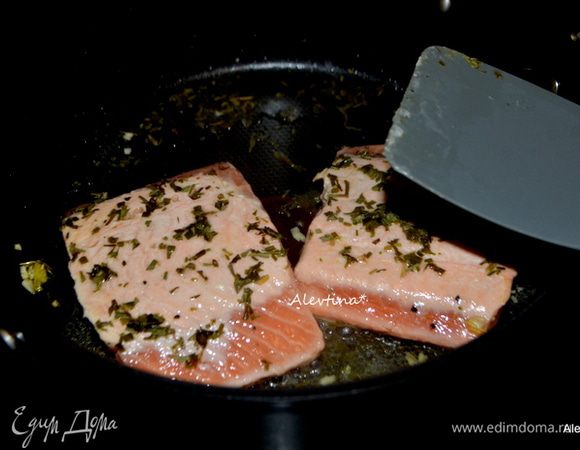 Затем добавить специи с вином и готовим по 2 минуты сторона или до готовности рыбы.