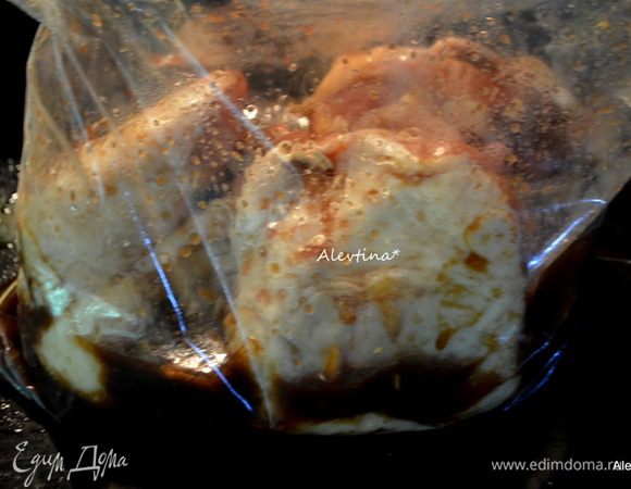 Добавим в маринад куриные бедра и поставим в холодильник на час мариновать.