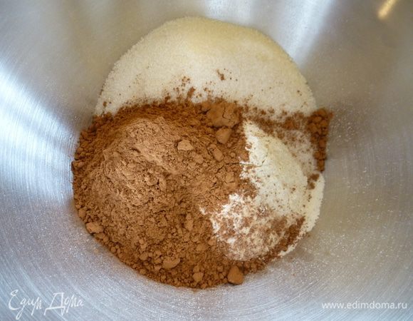 Начнем с коржа. В начале соединяем все сухие ингредиенты: муку, сахар, какао, соль и  соду. Перемешиваем венчиком до однородности.