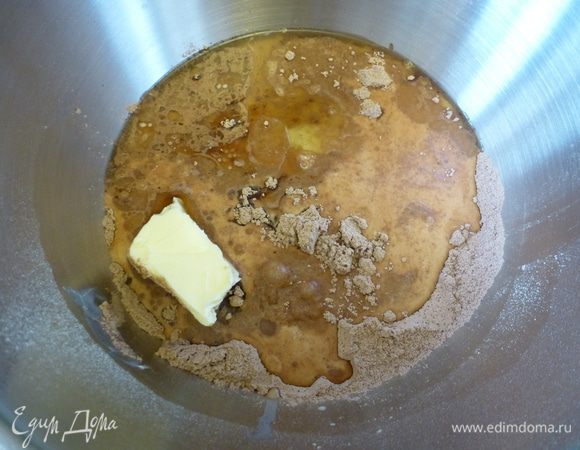 К сухой смеси добавляем яйца, оливковое масло, размягченное сливочное масло (масло заранее достаем из холодильника, чтобы оно согрелось до комнатной), молоко, ванильный экстракт (если таковой имеется), и в конце - ложку уксуса (не выше 6%). Все тщательно перемешиваем миксером в течении 4-5 минут. Масса должна стать однородной и глянцевой.
