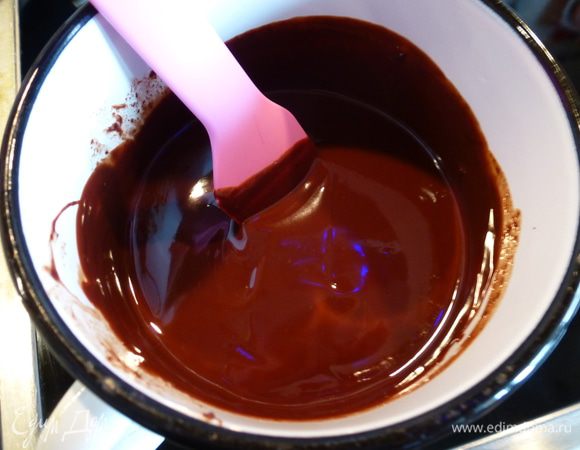 Готовим ганаш. Нам он понадобится для приготовления трюфелей и украшения торта.
В сотейник наливаем сливки, доводим их до кипения (но не кипятим!) и убираем с плиты. К сливкам добавляем кусочки шоколада, размешиваем до полного растворения шоколада и получения однородной массы. Добавляем сливочное масло и коньяк (для аромата, можно использовать и др. ароматный крепкий напиток), перемешиваем. Убираем шоколадную массу в холодильник на ночь (на 6-8 часов).