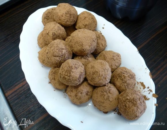 Из шоколадной массы формируем шарики размером с грецкий орех. Обваливаем их со всех сторон в какао и выкладываем на блюдо. Убираем в холодильник. 
Трюфели готовы! На торт понадобится лишь 9 шт. Остальные с чашечкой кофе уйдут на раз-два)
