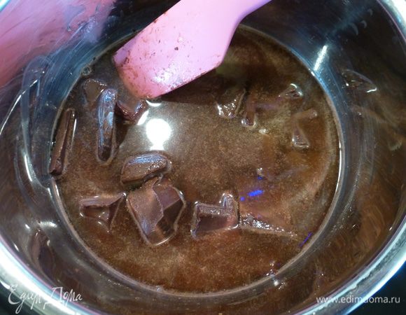 Ставим сотейник на средний огонь. Постоянно помешивая, даем шоколаду полностью растопиться. Главное здесь - не перегреть шоколад, иначе он свернется. Как только шоколад растаял и масса стала однородной, убираем сотейник с плиты.
