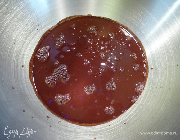 Выливаем шоколадную массу в верхнюю чашу, ставим ее на ледяную ванну и начинаем взбивать миксером на высоких оборотах. Скажу сразу: здесь нужен хороший миксер с хорошей мощностью, иначе масса может и не взбиться.