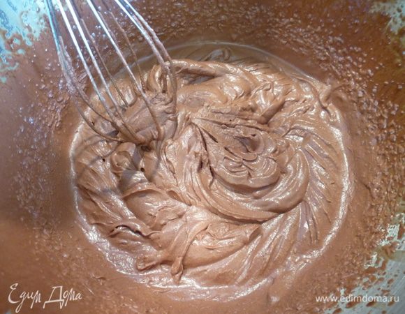 Первые 3-5 минут вообще ничего не будет происходить. Потом масса резко станет густеть. На фото масса через 5 минут.