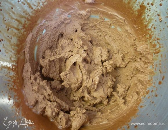 Теперь главное - поймать нужный момент. Нам нужна плотная, густая, но пластичная масса. Мне понадобилось 6 минут до необходимой консистенции мусса. Вот поэтому и нужен мощный миксер, не каждый может взбивать, не останавливаясь, 6 минут.