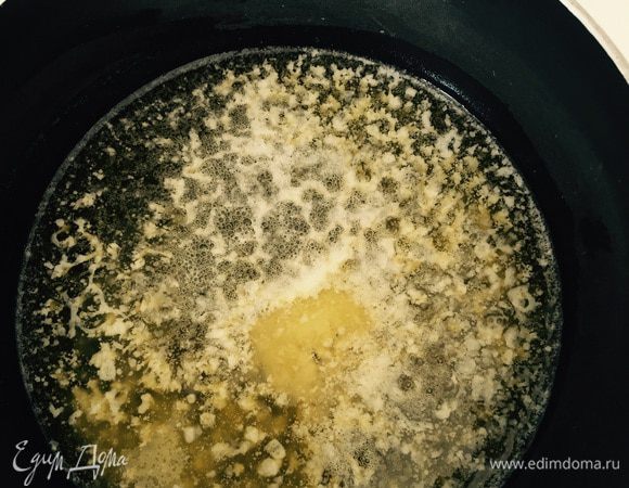 Переходим к тесту. Превращаем наше сливочное масло в так называемое "ореховое"': для этого ставим его на маленький огонь, даем растопиться, немного побурлить, покипеть до тех пор пока оно не станет коричневеньким и начнет  источать ореховый аромат. Отставить, остудить.