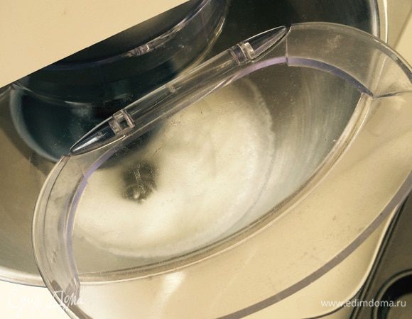 Можно начать разогревать духовку до 150 гр и подготовить формочки. И начинаем взбивать наши белки с щепоткой соли до мягких пиков.
