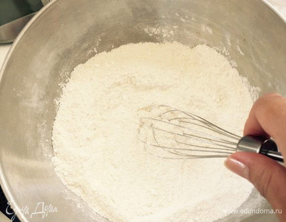 Смешиваем в миске оба вида муки и сахарную пудру.