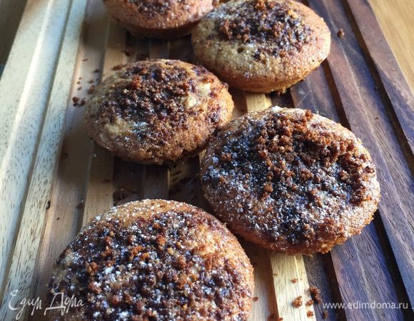 Достаем из духовки, аккуратно вынимаем из формочек и 
уплетаем за обе щеки ;) 

P.S.: вот что значит начала делать, когда дети спали - спокойно, фотографировать даже не забывала, а потом все проснулись и быстро-быстро все ;) но вкус от этого совсем не пострадал! ;)