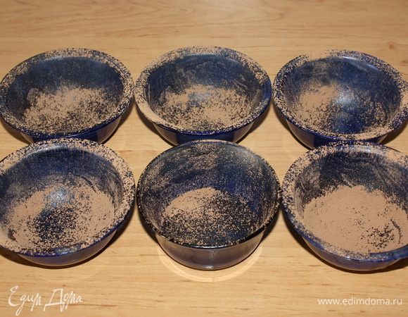 Формочки, в которых будем запекать фондан, нужно промазать растопленным сливочным маслом и присыпать какао. Такая подготовка формы поможет легко извлечь фондан из формы после выпечки.