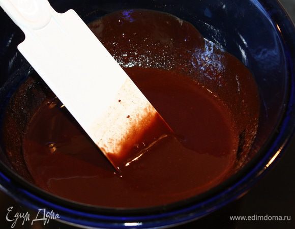 Шоколад (59%-72%) растапливаем на водяной бане вместе со сливочным маслом. Должна получиться однородная масса.