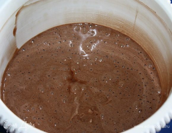 Вводим шоколадно-масляную смесь в яйца и все перемешиваем миксером на медленной скорости. Далее миксер нам больше не понадобится. При помощи силиконовой лопатки добавляем муку, предварительно просеяв ее через сито/дуршлаг, и перемешиваем.