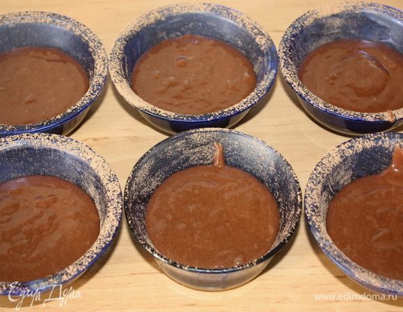 Выкладываем получившееся тесто в формочки. Отправляем их в предварительно разогретую духовку. Режим выпечки: t - 200°C 10 минут.