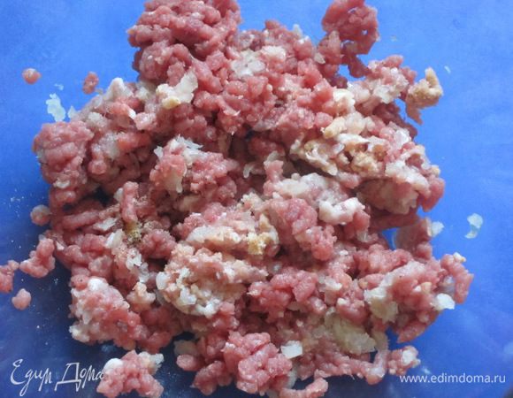 Мясо вымыть, нарезать кусочками и пропустить через мясорубку вместе с очищенным и нарезанным репчатым луком.