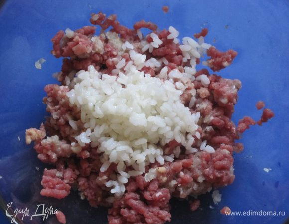 Добавить отварной рис. Хорошо перемешать, посолить, поперчить, можно добавить специи по вкусу. Влить немного воды. Фарш для начинки готов.