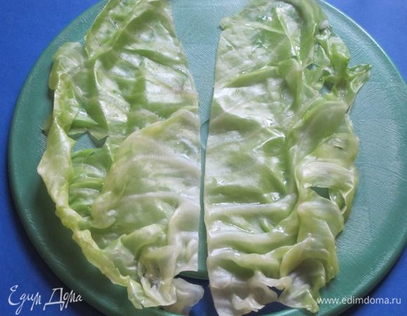 Вынуть листья, остудить. Ножом вырезать утолщение посередине листа, разрезать каждый лист на 2 части.