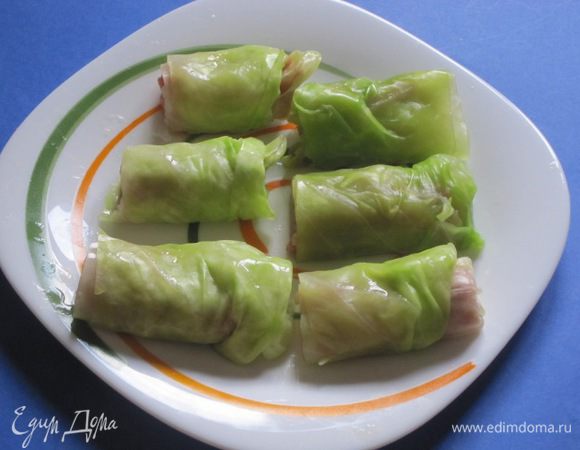 Завернуть только одну сторону. С другой стороны голубец останется открытым, так как край листа ровный, и его просто невозможно завернуть.