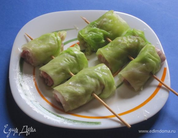 Нанизать голубцы на бамбуковые шпажки.
