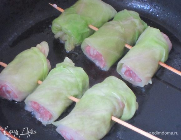 Обжарить на сковороде с разогретым растительным маслом с двух сторон.