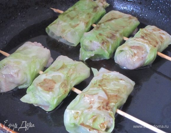 Подлить в сковороду немного капустного отвара, закрыть крышкой. Тушить 10-15 минут.