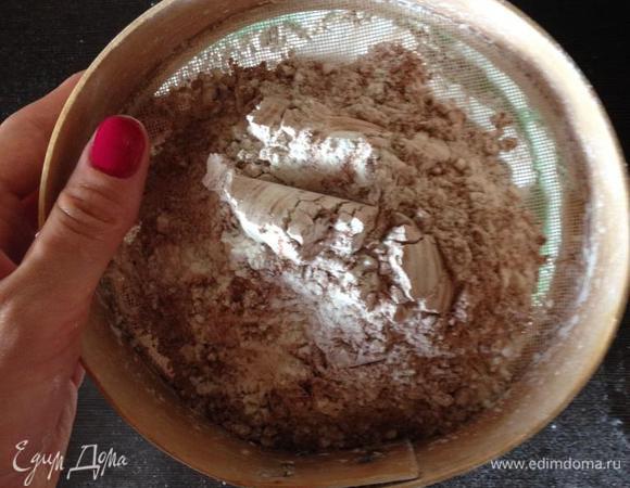 Ингредиенты на 18-20 довольно крупных печенек. Количество муки будет варьироваться в зависимости от творога. У меня был сухой, поэтому муки ушло 300 г. Вам может понадобиться больше. Творог можно брать любой жирности.
Итак... Просеиваем муку с какао (2 ст. л. с большой горкой), разрыхлителем и содой.