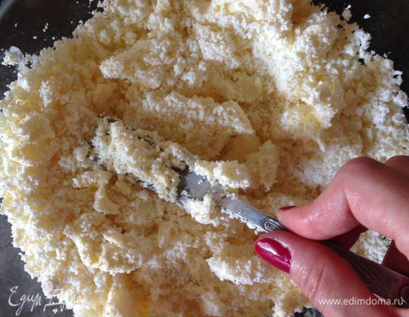 В другой миске разминаем творог с мягким маслом и сахаром (2 ст. л.).